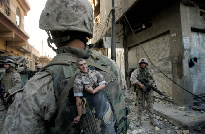 US-Marine mit Maskottchen ›GI Joe‹, Falludscha, Irak, November 2004 © Anja Niedringhaus/AP