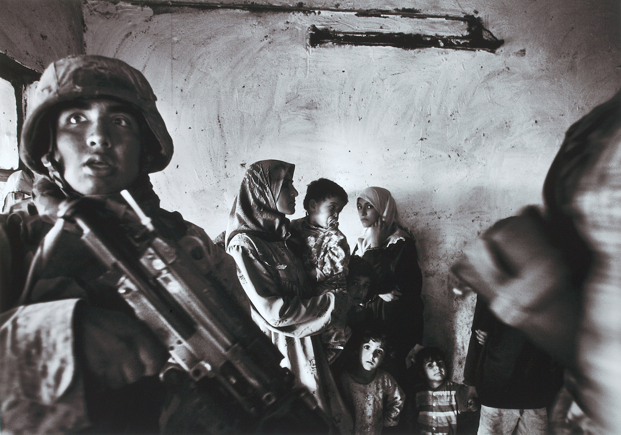 Anja Niedringhaus Amerikanische Marineinfanteristen führen eine Razzia im Haus eines irakischen Abgeordneten im Stadtteil Abu Ghraib durch; Bagdad, Irak, November 2004 Pigmentdruck auf Barytpapier 29,7 x 42 cm Kunstpalast © picture alliance / AP Images