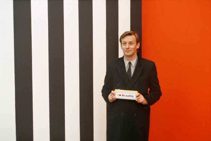 Martin Kippenberger vor einer Wandarbeit von Günther Förg, Galerie Max Hetzler, Köln 1985 © Foto: Estate Günther Förg, Suisse / VG Bild-Kunst, Bonn 2019